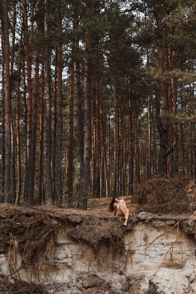 krajobraz z kobieta w lesie