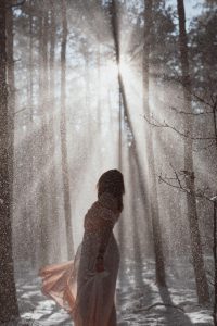 print ścienny kobieta zima w lesie