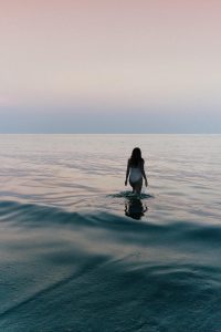 print kobieta w spokojnym morzu