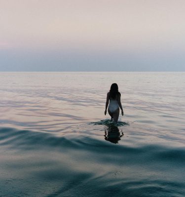 print kobieta w spokojnym morzu